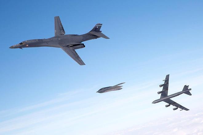 四架B-1B轰炸机，出现在关岛安德森空军基地，美国想在西太搞事？ - 4