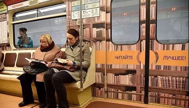 欧美人在地铁看书报是因为手机没信号？主要还是他们有读书的习惯 - 4