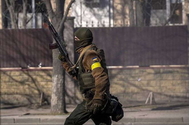 乌军士兵射击俄罗斯战俘视频曝光 乌克兰承诺“立即调查” - 2