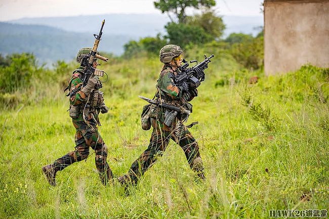 荷兰士兵在卢旺达进行实战演习 女兵端米尼米冲锋 猴子树上看戏 - 2