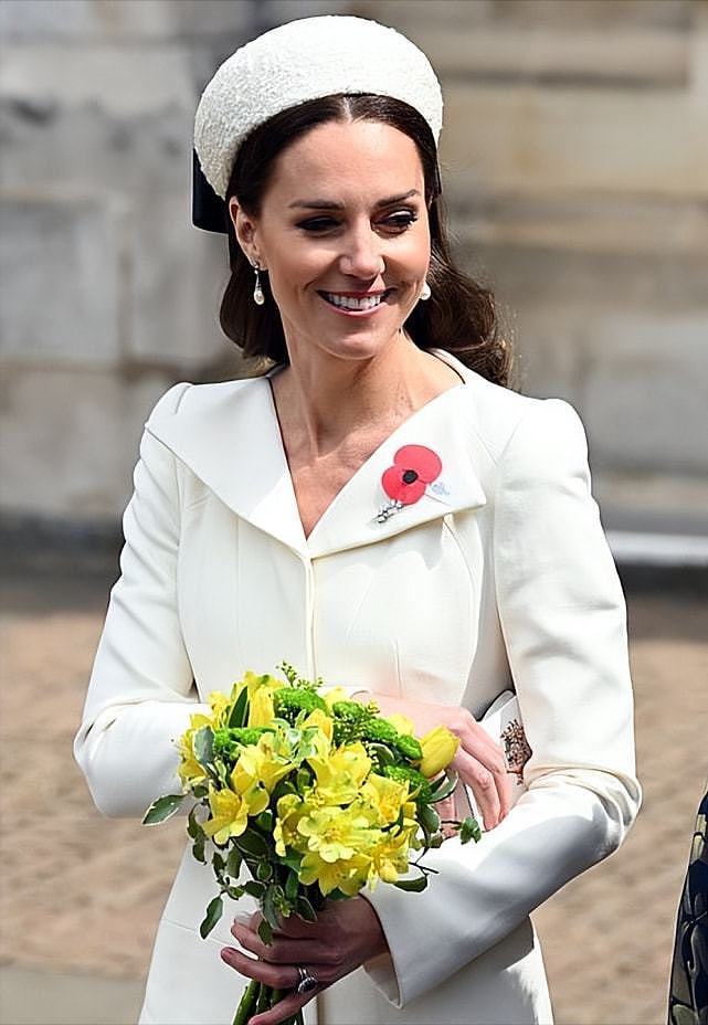 凯特王妃穿6年前的白裙亮相 戴蝴蝶结发箍太少女 - 2