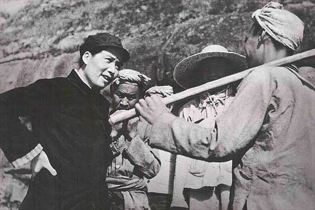 1951年，一位老农在公所讨水喝，看到毛主席的画像说：这是我的兵 - 3