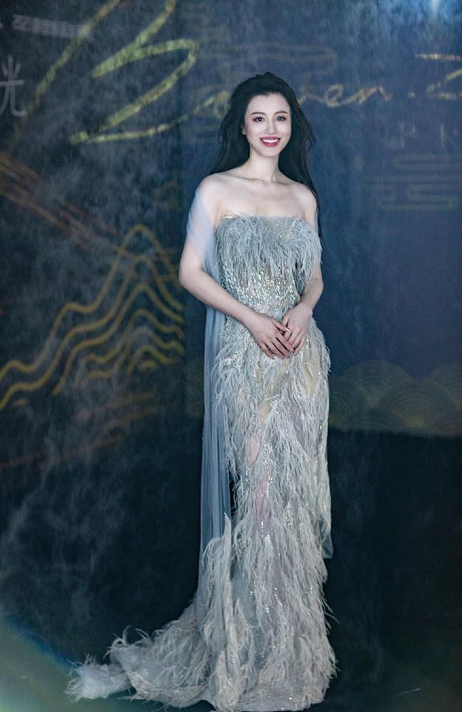 刘翔前妻变化挺大，穿傣族裙看得出腰肢多纤细，有模特的风范 - 11