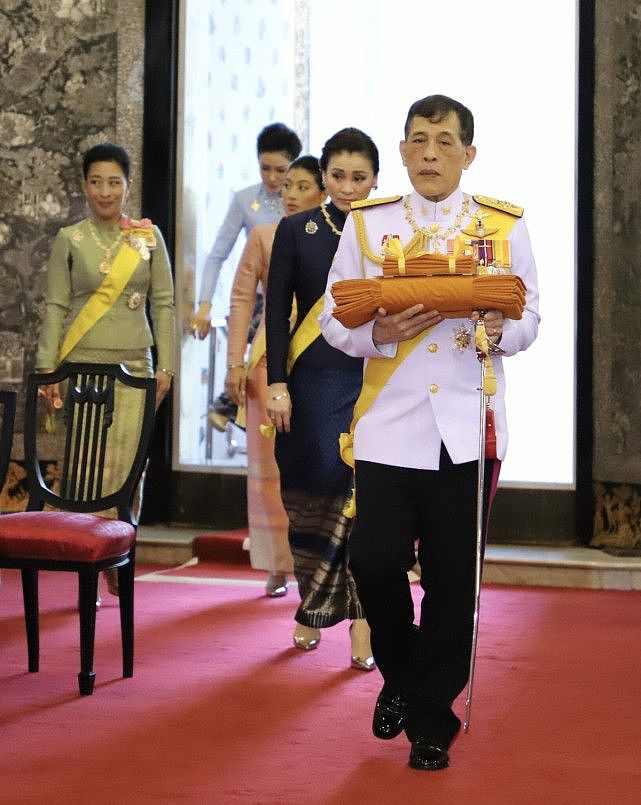 泰国大小公主穿姐妹装营业！绿粉配赢过王后贵妃，帕公主挤眉弄眼 - 10