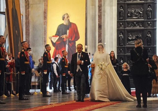俄罗斯100多年来首个“王室婚礼”！40岁大公国大婚，新娘有点胖 - 11