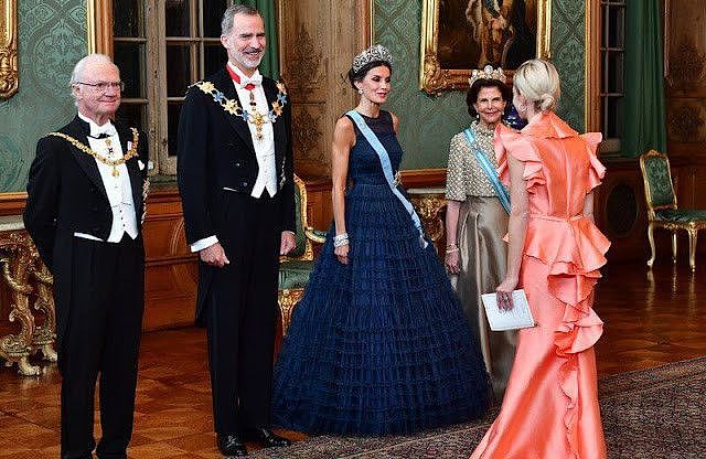 西班牙王后穿HM亮相国宴太寒碜？蓝色蛋糕裙超美，手臂肌肉太吸睛 - 5