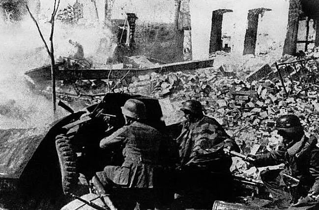 二战后期，为何德军愿意向英美投降，却在东线死磕苏联红军 - 6