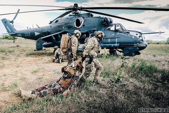 匈牙利“豺狼洞穴”联合演习 特种部队救援迫降机组 拯救战友生命 - 4