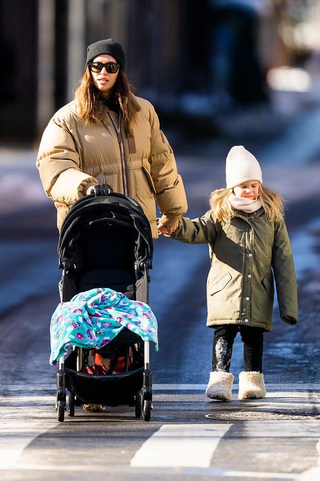 伊莲娜带女儿新年首次出街！4岁Lea宝又高又瘦，头戴白帽子贼可爱 - 1