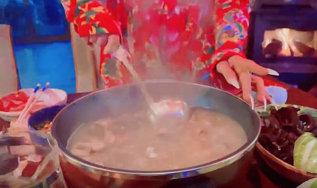 63岁杨丽萍亲自烧火做家务，大雪天吃柴火鸡，穿东北花袄气质好 - 5