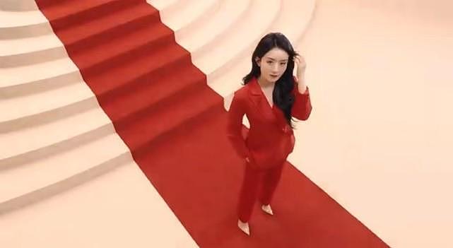 赵丽颖最新代言造型封神！穿中国红西装拍彩妆广告，气场也太强了 - 3