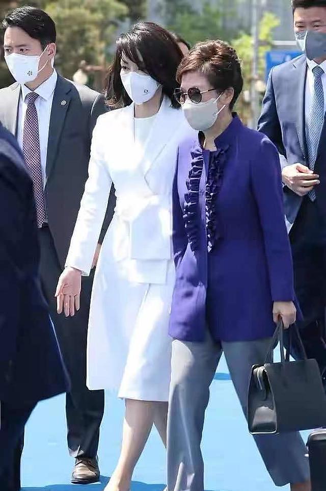 韩国新第一夫人真挺美，穿套装优雅知性，有贤内助的高级感 - 6