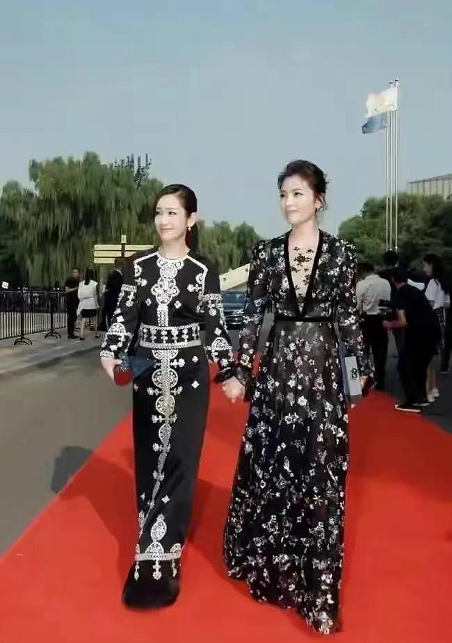 刘涛和秦海璐同穿印花裙，一个端庄一个有气质，真是美得各有千秋 - 4