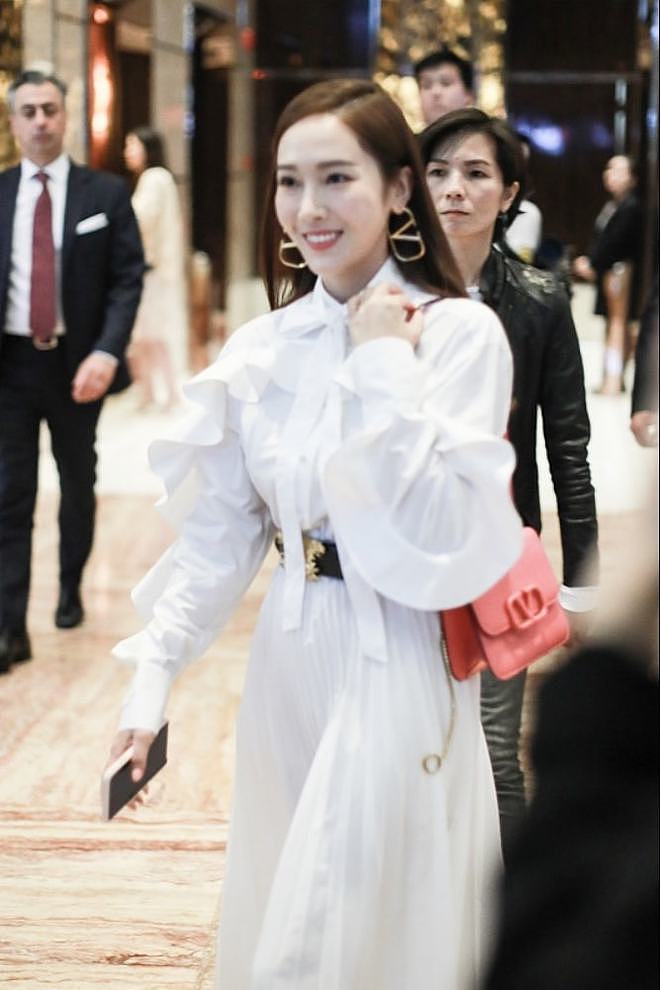 33岁的郑秀妍气场真强大，穿白裙凹造型变御姐，不笑的时候好冷艳 - 3