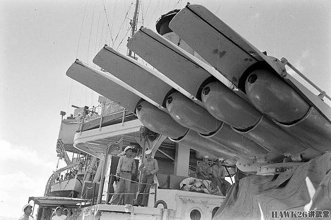 二战美国海军驱逐舰上的四联装鱼雷发射管 水兵坐上面用肉眼瞄准 - 6