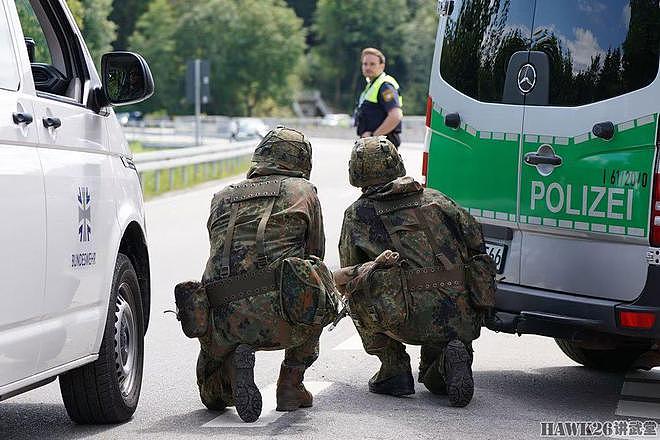 德国军警举行联合反恐演习 搜剿逃入山地的恐怖分子 装甲车很重要 - 3