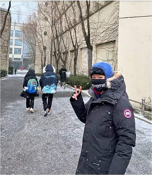 小可爱!全红婵北京冬训迎来2022第一场雪,裹得紧紧的和师姐回宿舍 - 6