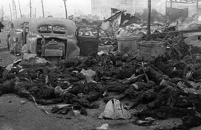 二战美军最强大轰炸 现场瞬间变成一座死城 几十万人死伤 - 4