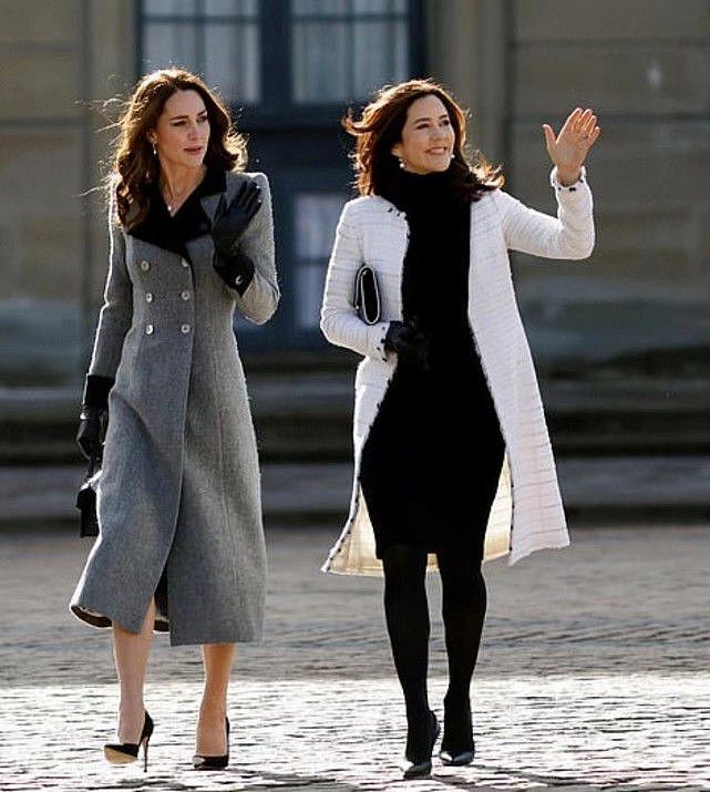 50岁丹麦王妃轻装上阵！黑白配尽显高贵，看不出比凯特王妃大10岁 - 6