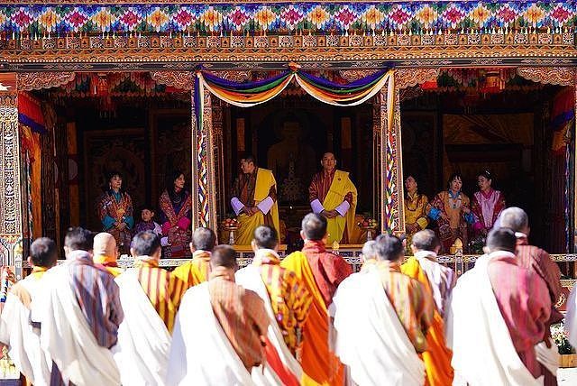 不丹王室齐亮相庆祝国庆！4位王母穿得比王后还艳，公主们颜值高 - 3