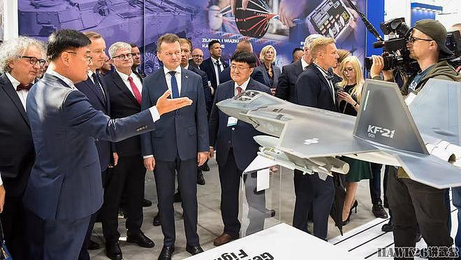 波兰第30届国际防务展览会 正值俄乌冲突 土耳其无人机成为明星 - 3