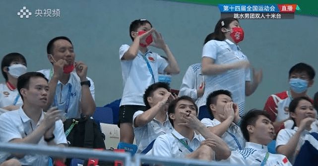 迷妹!广东跳水男团豪夺7连冠,全红婵戴发卡看台为谢哥陈艾森加油 - 6