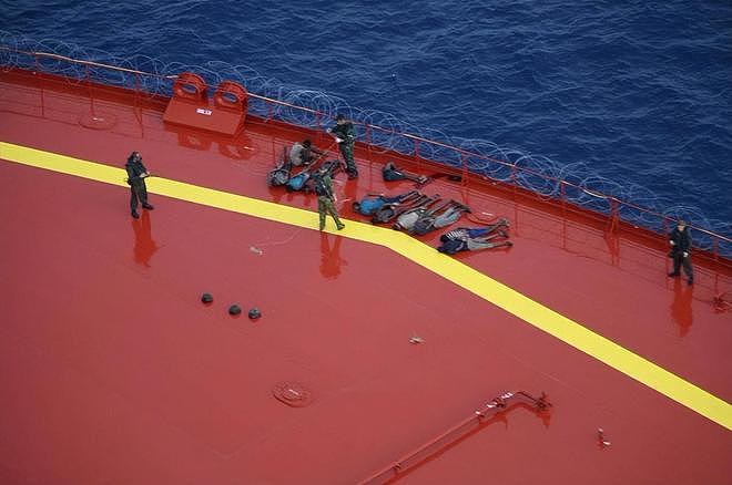 2010年俄罗斯油轮驶往中国，途中遭遇海盗，俄总统：出动海军救人 - 13