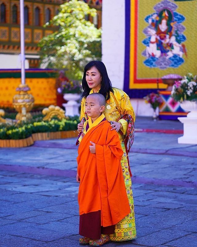 不丹王室齐亮相庆祝国庆！4位王母穿得比王后还艳，公主们颜值高 - 9