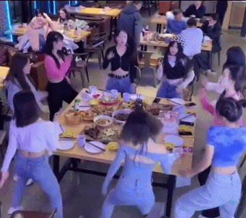 搞笑GIF趣图:小姐姐们跳的舞是古老而神秘的餐前仪式吗？ - 1