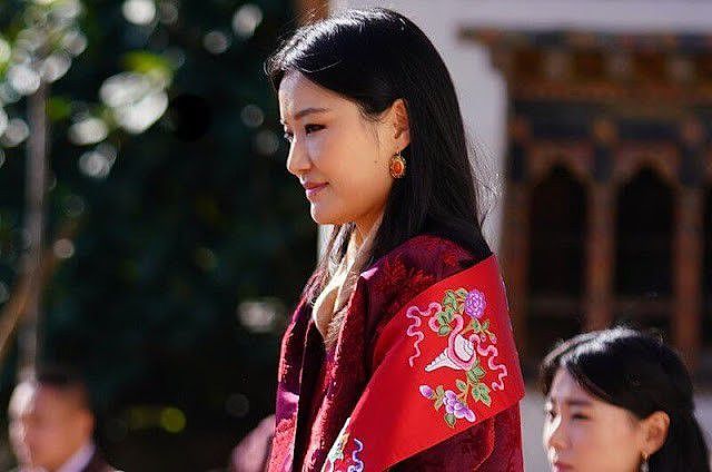 不丹王室的全家福最新出炉！王后穿棉服御寒，1岁小王子长得像她 - 12