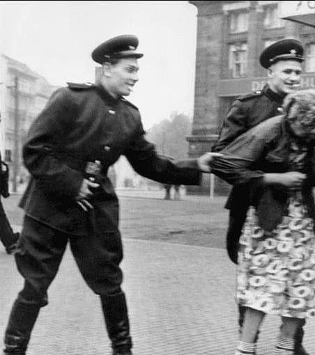 二战德国投降后，男性被战胜国充当苦力，德国女性惨遭蹂躏报复 - 6