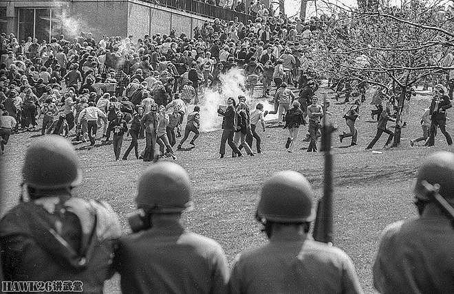 54年前 美国俄亥俄州国民警卫队向反战抗议学生开枪 造成四人丧生 - 6
