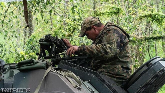 乌克兰PzH2000自行榴弹炮罕见亮相 树林中秘密休整 补充弹药 - 3