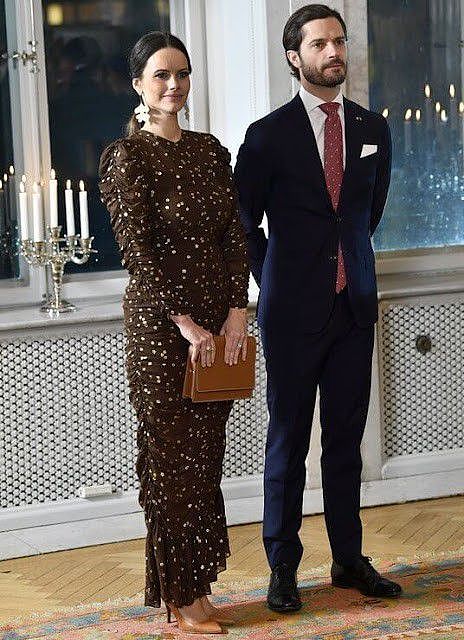 瑞典王妃的新年首秀大翻车！穿紫色印花裙不止37岁，嘴唇干到起皮 - 11