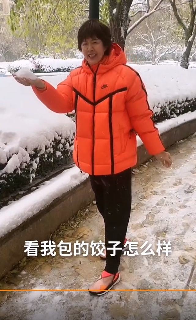 少女感十足!郎平北京初雪后小区玩雪球打雪仗,请大家吃雪包的饺子 - 8