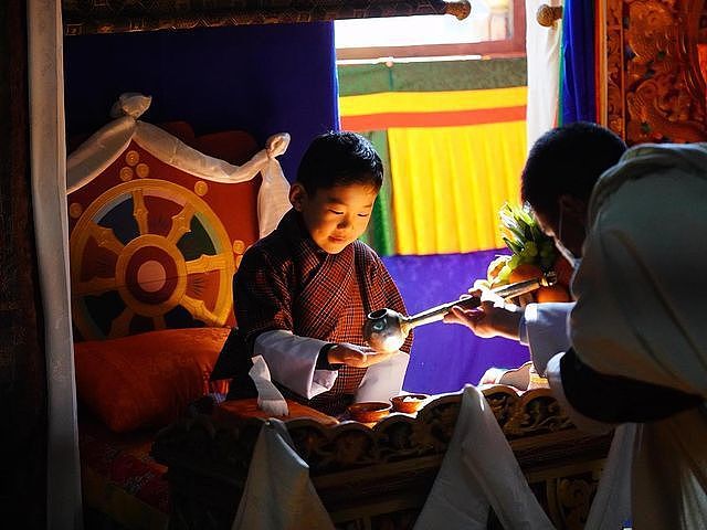 不丹王后单独带小王子营业！一身红裙太有少女感，1岁小王子太萌 - 6