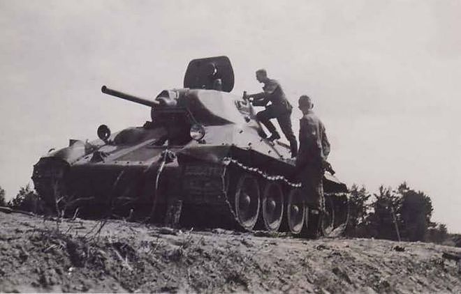 性能优秀的T34为什么战争初期表现很烂？1945年4月25日红军会师 - 2