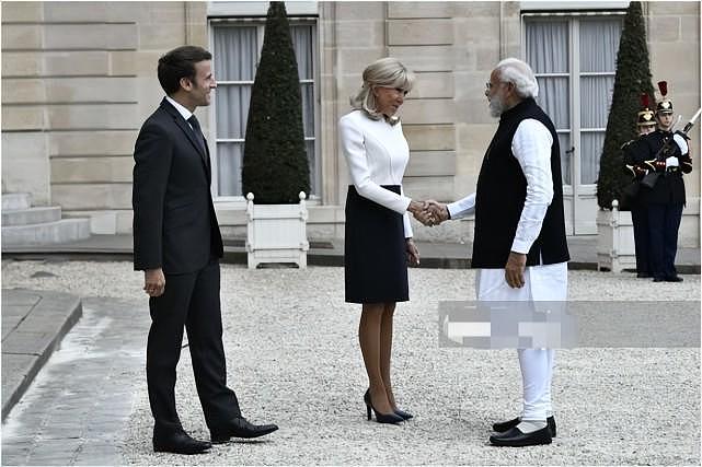 布里吉特迎接印度总理扮嫩！扎起头发好美，踩10公分鞋下台阶太拼 - 5