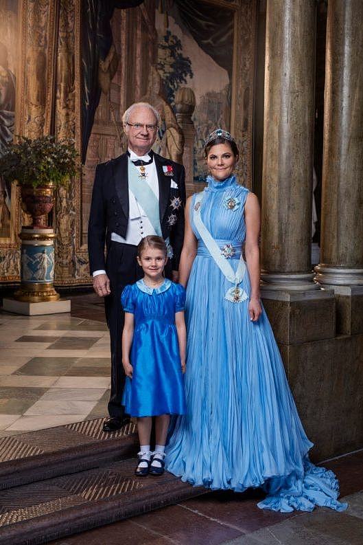 瑞典王储小公主穿红裙似苹果！超宽肩膀显头小，姐弟俩共用一张脸 - 2