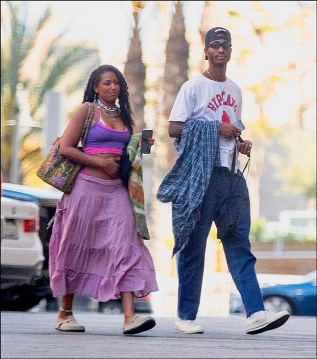 奥巴马20岁小女儿首次和新男友亮相！穿紫裙好丰腴，黑人男友帅气 - 1