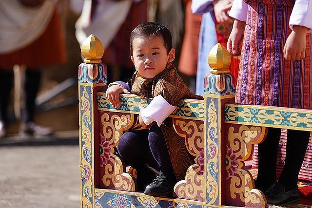 不丹王后单独带小王子营业！一身红裙太有少女感，1岁小王子太萌 - 4