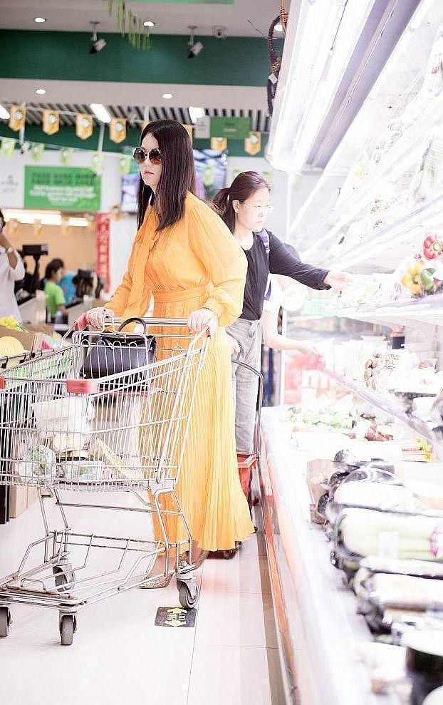 李湘不在意身材，穿橘色雪纺裙配高跟鞋，逛超市也穿得有品质 - 5