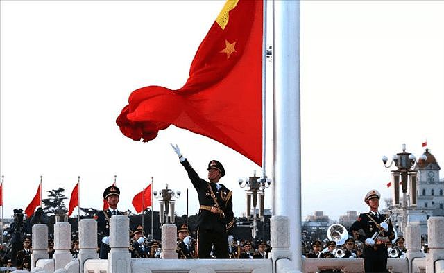 他是“中国第一升旗手”，退伍婉拒百万年薪，称：不能沾国旗的光 - 4