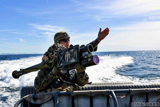 美国海军陆战队肩扛式防空导弹训练 在充气橡皮艇上发射“毒刺” - 2