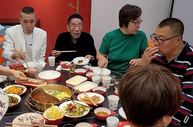 90岁杨少华晚年仍拼酒肉！参加聚会满桌鱼肉，全程端盘夹肉吃不停 - 3