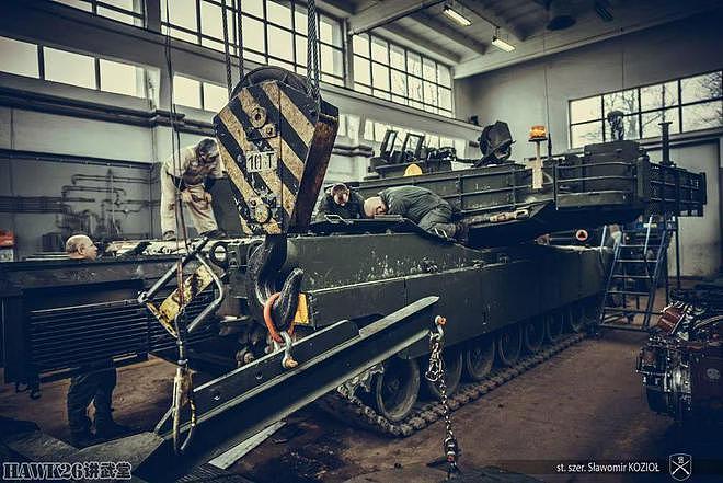 波兰陆军后勤单位学习维修M1A2坦克 美国技师在现场亲自指导 - 16