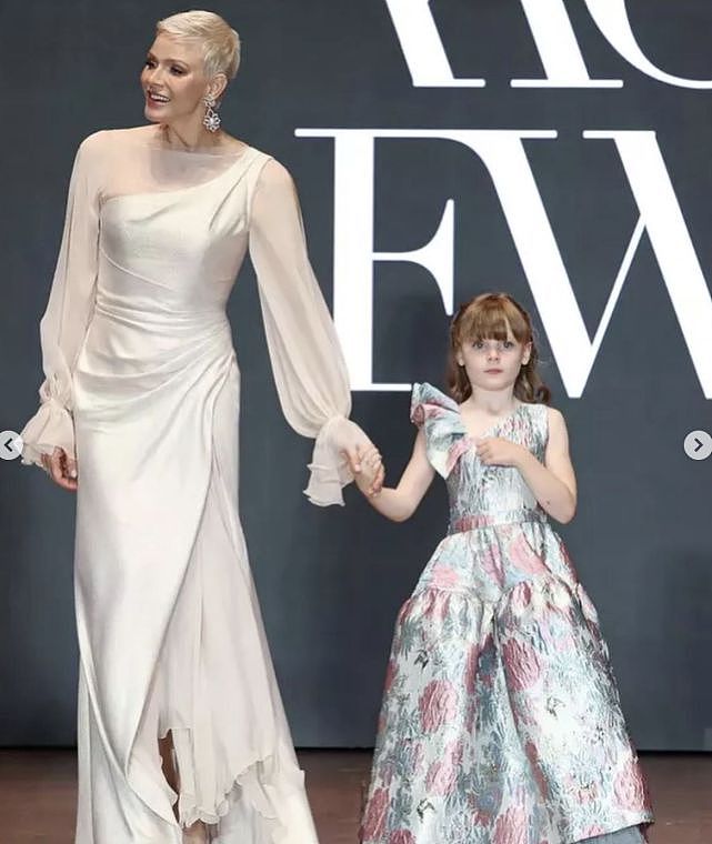摩纳哥王妃终于肯营业！和7岁小公主走红毯太闪耀，穿香槟裙好美 - 6