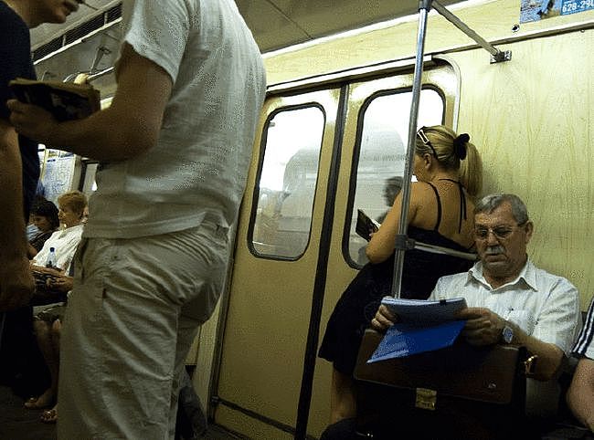 欧美人在地铁看书报是因为手机没信号？主要还是他们有读书的习惯 - 2