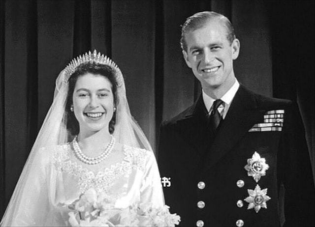 74年前，菲利普向伊丽莎白求婚，妈妈拆了自己的王冠给他当婚戒 - 7
