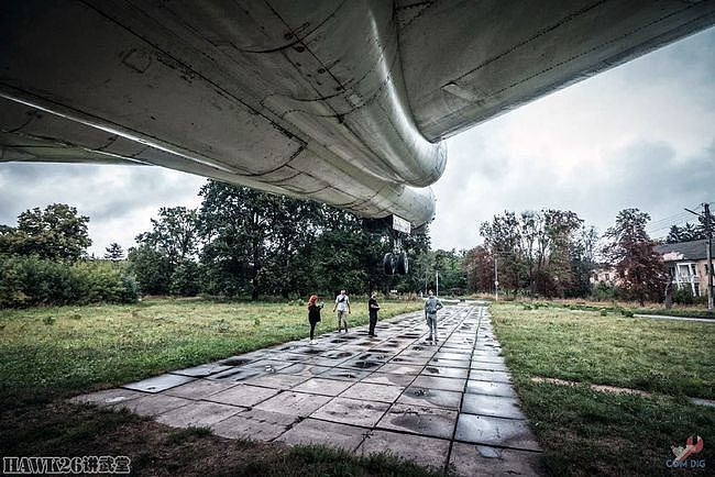 钻进图-16轰炸机 乌克兰博主冒险进入纪念碑 探索神秘的内部结构 - 8